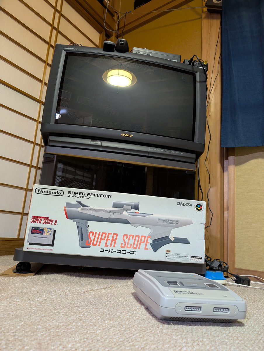 Ckurai's tweet photo. 我が家にもスーパースコープがやってきたぞ！！！ブラウン管テレビじゃないと遊べないだって？大丈夫！ブラウン管テレビだよ！！！ https://t.co/N38JvLvd1w