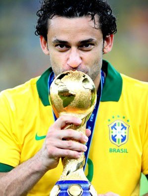 gabrielffc17's tweet photo. Fred com a camisa da seleção brasileira:

🏟️: 38 jogos
⚽️: 18 gols
🅰️: 01 assistência
🏆: 01 título 
🏹: Artilheiro da Copa das Confederações.

A copa de 2014 queimou um ótimo camisa 9. E nós sabemos o pq culpam mais um centroavante do que goleiro e defensores por uma goleada histórica.