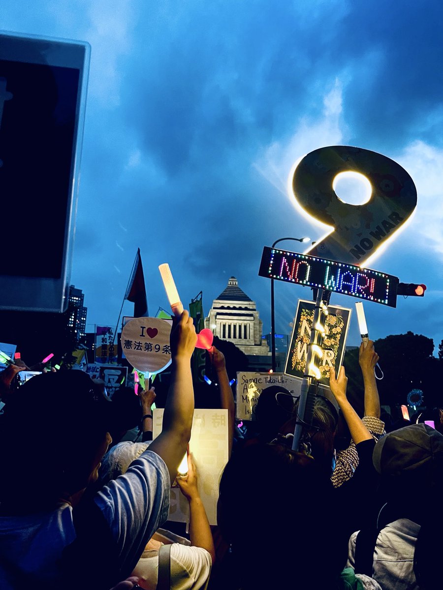 gingerhoneytea's tweet photo. 今日の国会前デモ、最後にスピーチした17歳の高校生が「やりたいことがあるんです。なりたいものがあるんです。それには平和が必要不可欠なんです」、「誰も殺したくないし、まだ死にたくない」と震えた声で訴えていた。不甲斐ない大人として、そのことばを項垂れながら聴きました

#国会正門前大行動
#国会正門前大行動0619
