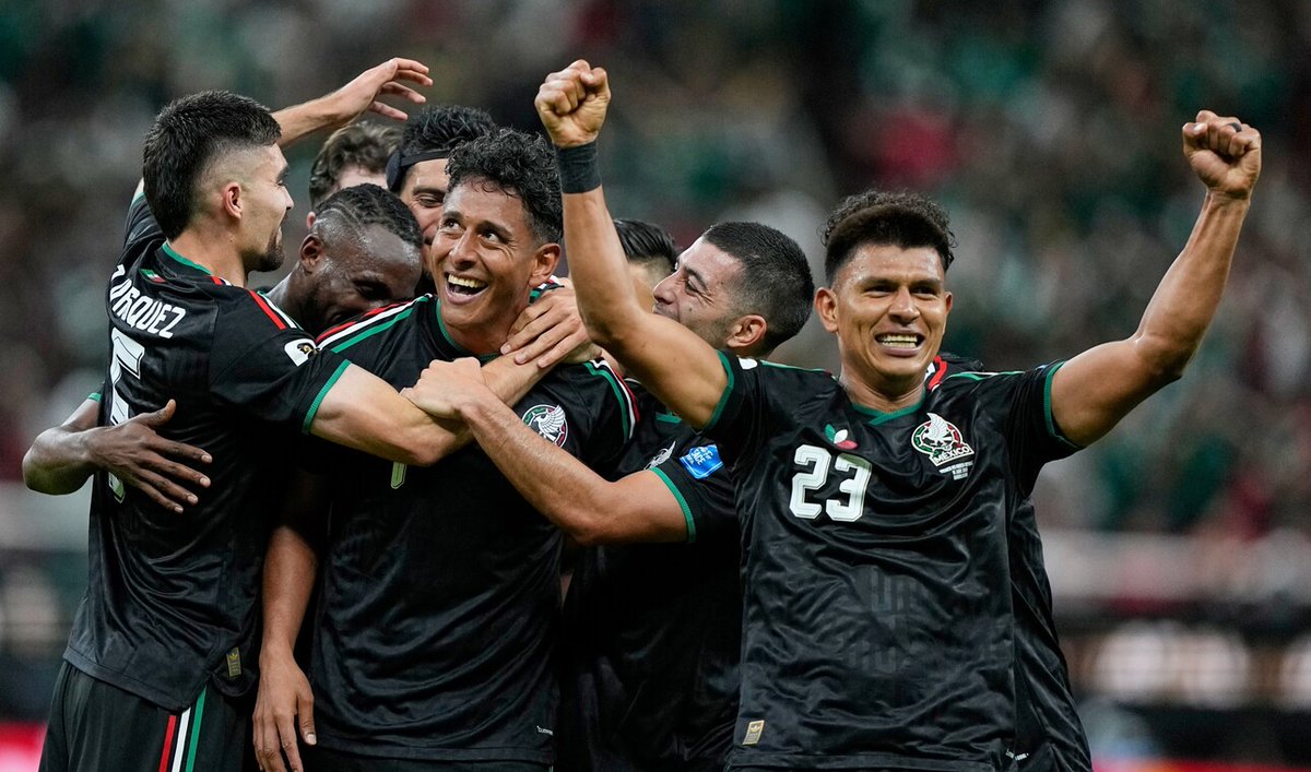 CBA_Hoy's tweet photo. México dio un paso firme en la Copa del Mundo al vencer por 1-0 a Corea del Sur y convertirse en el primer seleccionado en asegurar su clasificación a los 16avos de final. https://t.co/Wtv1t5Lvxp https://t.co/CCg5IfimWL
