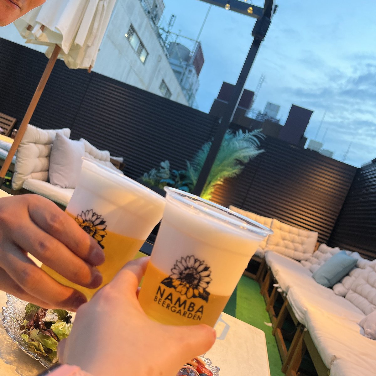 masos0s00's tweet photo. 外で飲む酒はうまーーーーーーい！！ https://t.co/Y2RubwNlLu
