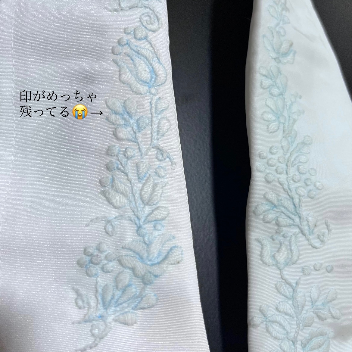 kimono_hu_andi's tweet photo. やばいいい!
謎の大失敗ーーー!

水で消えるはずの、いつも使ってるチャコペーパー印が今回消えず😭
しかも締め切りありの依頼の作品で🫨　しかも白に白刺繍!

＊アイロンはかけてない
＊漂白剤も試し済み

なので他なく、1から大急ぎで作り直し!
手刺繍なので時間との戦い!

今完成🫠
間に合った〜💕 https://t.co/7juisM9d20