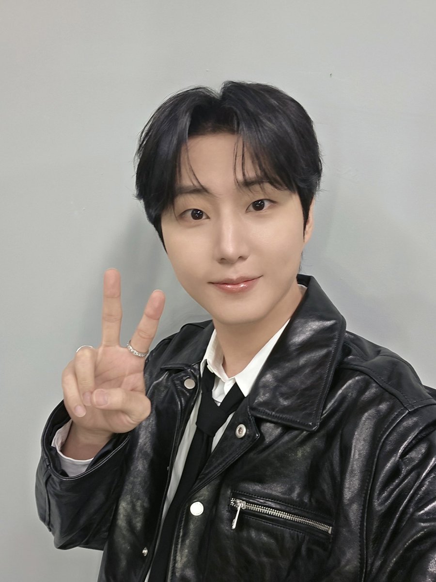 day6official's tweet photo. [ #DAY6_BEHIND ]

마스터 Young K와 함께한 더 스카웃 세미파이널 무대 ˗ˏˋ ★ ˎˊ˗
다음 주에는 파이널 무대로 함께해요!

#DAY6 #데이식스
#YoungK #영케이
#ENA #THESCOUT https://t.co/uWpFgO4QoM