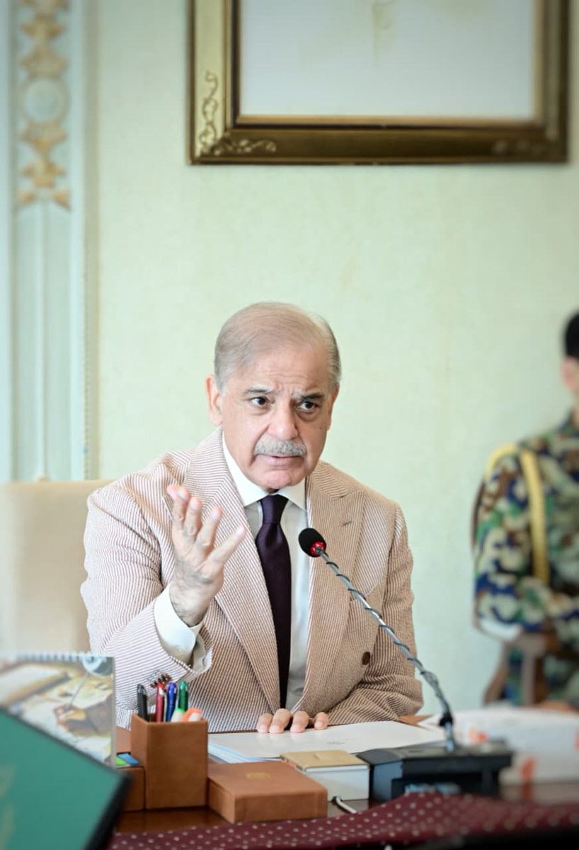PakPMO's tweet photo. اسلام آباد: 19 جون 2026ء

وزیرِ اعظم محمد شہباز شریف کا پاکستان کی ثالثی کی بدولت خطے و عالمی امن کے قیام کے بعد تیل کی قیمتوں کے حوالے سے اہم بیان

وزیرِ اعظم نے کہا کہ خطے میں معاشی صورتحال میں بہتری آنے اور تیل کی قیمتوں میں کمی کا فائدہ فوری طور پر عوام کی جانب منتقل کررہے ہیں۔ جو وعدہ قوم سے کیا تھا، الحمدللہ وہ پورا کرنے جا رہے ہیں۔ 

وزیرِ اعظم نے کہا کہ پیٹرول کی قیمت میں 74 روپے اور ڈیزل کی قیمت میں 67 روپے کمی کی جارہی ہے۔اس طرح پٹرول کی فی لیٹر قیمت 373 روپے سے کم ہو کر 299 روپے پر آ جائے گی اور ڈیزل کی فی لیٹر قیمت 378 روپے سے کم ہو کر 311 روپے پر آ جائے گی۔  

وزیرِ اعظم نے کہا کہ عوام کی مشکلات کا بخوبی اندازہ ہے، آپ نے مشکل صورتحال صبر و تحمل کا  بے مثال مظاہرہ کیا۔ ان مشکل حالات میں حکومت کا ساتھ دینے پر ہم عوام کے تہہ دل سے مشکور ہیں۔ اس بحران کے آغاز سے ہی ہم نے اپنے وسائل سے تیل کی قیمتوں میں جس قدر ہو سکا کمی لانے کی کوشش کی۔ وفاقی حکومت نے ترقیاتی بجٹ سے اور کفایت شعاری سے کی گئی بچت کے ذریعے 129 ارب  استعمال  کرکے، ملک بھر کے عوام کو تیل کی قیمتوں میں بے پناہ اضافے سے ممکنہ حد تک ریلیف فراہم کیا۔ 

وزیرِ اعظم نے مزید کہا کہ خطے کی معاشی صورتحال کے دوران جب کچھ ممالک میں فیول راشننگ جیسے اقدامات لیے جا رہے تھے، حکومت پاکستان کی بہتر منصوبہ کی بدولت توانائی کا بحران نہیں آیا۔ موثر اقدامات کی بدولت ، نہ کوئی لائن لگی، نہ لمبی قطاریں لگیں، اور نہ ہی عوام کو کسی قسم کی پیٹرولیم مصنوعات کی کمی کا سامنا کرنا پڑا۔ ملکی معیشت کو مستحکم رکھنے کے لیے وفاق اور صوبوں نے مکمل تعاون کیا جس کے لیے میں صوبائی وزرائے اعلی کا شکر گزار ہوں۔ جس قدر ممکن ہوا عوام کو عالمی مہنگائی کی لہر سے محفوظ رکھنے کیلئے اقدامات اٹھائے۔ 

وزیرِ اعظم نے کہا کہ عالمی منڈی میں تیل کی قیمتوں میں جو کمی آئے گی وہ من و عن عوام کو منتقل کررہے ہیں۔معاشی استحکام برقرار رکھنے اور مہنگائی میں مزید کمی کے لیے مؤثر اقدامات جاری رکھیں گے۔ بحران کے پورے عرصے میں نہ صرف حکومتی سطح پر کفایت شعاری کو اپنایا گیا بلکہ ریلیف کی مد میں محروم طبقات کو سبسڈی بھی فراہم کی گئی۔ 

وزیرِ اعظم نے کہا کہ عوام کو زیادہ سے زیادہ ریلیف فراہم کرنا حکومت کی اولین ترجیح ہے. اللہ کے فضل سے مشرق وسطیٰ کی کشیدہ صورتحال میں پاکستان کی ثالثی کی بدولت امن ممکن ہوا۔ اللہ تعالیٰ نے پاکستان کو عزت بخشی اور اسلام آباد مفاہمتی یادداشت پر دستخط ہوئے، جو ایک تاریخی دستاویز ہے۔ اللہ تعالیٰ نے یہ عزت و اکرام اپنی کمال مہربانی سے تمام پاکستانیوں کو عطا فرمایا۔ 

وزیرِ اعظم نے کہا کہ فیلڈ مارشل سید عاصم منیر خصوصی مبارک باد کے مستحق ہیں جن کی انتھک محنت اور پیشہ ورانہ صلاحیت کی بدولت یہ امن معاہدہ ممکن ہوا۔ نائب وزیرِ اعظم و وزیر خارجہ سینیٹر اسحاق ڈار، وزیر داخلہ سید محسن رضا نقوی اور حکومت پاکستان کی پوری ٹیم جو امن کی ان کوششوں میں خلوص نیت کے ساتھ سرگرم عمل رہی، کو بھی خراج تحسین پیش کرتا ہوں. اس کے علاوہ معاشی ٹیم، جن میں وزیرِ خزانہ محمد اورنگزیب، وزیر منصوبہ بندی احسن اقبال، وزیرِ اقتصادی امور احد خان چیمہ، وزیرِ پیٹرولیم علی پرویز ملک، سیکریٹری خزانہ، سیکریٹری پیٹرولیم اور چیئرمین ایف بی آر شامل ہیں، نے معاشی بحران میں قابل قدر کوششیں کیں، جو قابل ستائش ہیں.