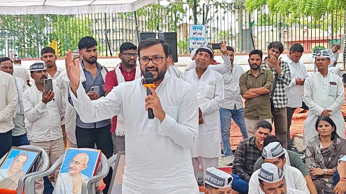 RGPRSinc's tweet photo. 🇮🇳 जयपुर में आयोजित #लोकतंत्र_बचाओ_सत्याग्रह में लोकतंत्र, संविधान और संवैधानिक संस्थाओं की स्वतंत्रता की रक्षा का संकल्प लिया गया।

डॉ. @SunilPanwarINC जी ने देशवासियों से लोकतांत्रिक मूल्यों की रक्षा हेतु आगे आने का आह्वान किया।

#RGPRS #SaveDemocracy #Constitution #Jaipur https://t.co/TioymjFDC9