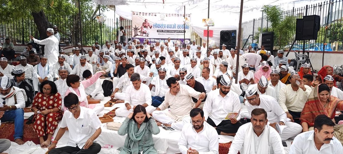 RGPRSinc's tweet photo. 🇮🇳 जयपुर में आयोजित #लोकतंत्र_बचाओ_सत्याग्रह में लोकतंत्र, संविधान और संवैधानिक संस्थाओं की स्वतंत्रता की रक्षा का संकल्प लिया गया।

डॉ. @SunilPanwarINC जी ने देशवासियों से लोकतांत्रिक मूल्यों की रक्षा हेतु आगे आने का आह्वान किया।

#RGPRS #SaveDemocracy #Constitution #Jaipur https://t.co/TioymjFDC9