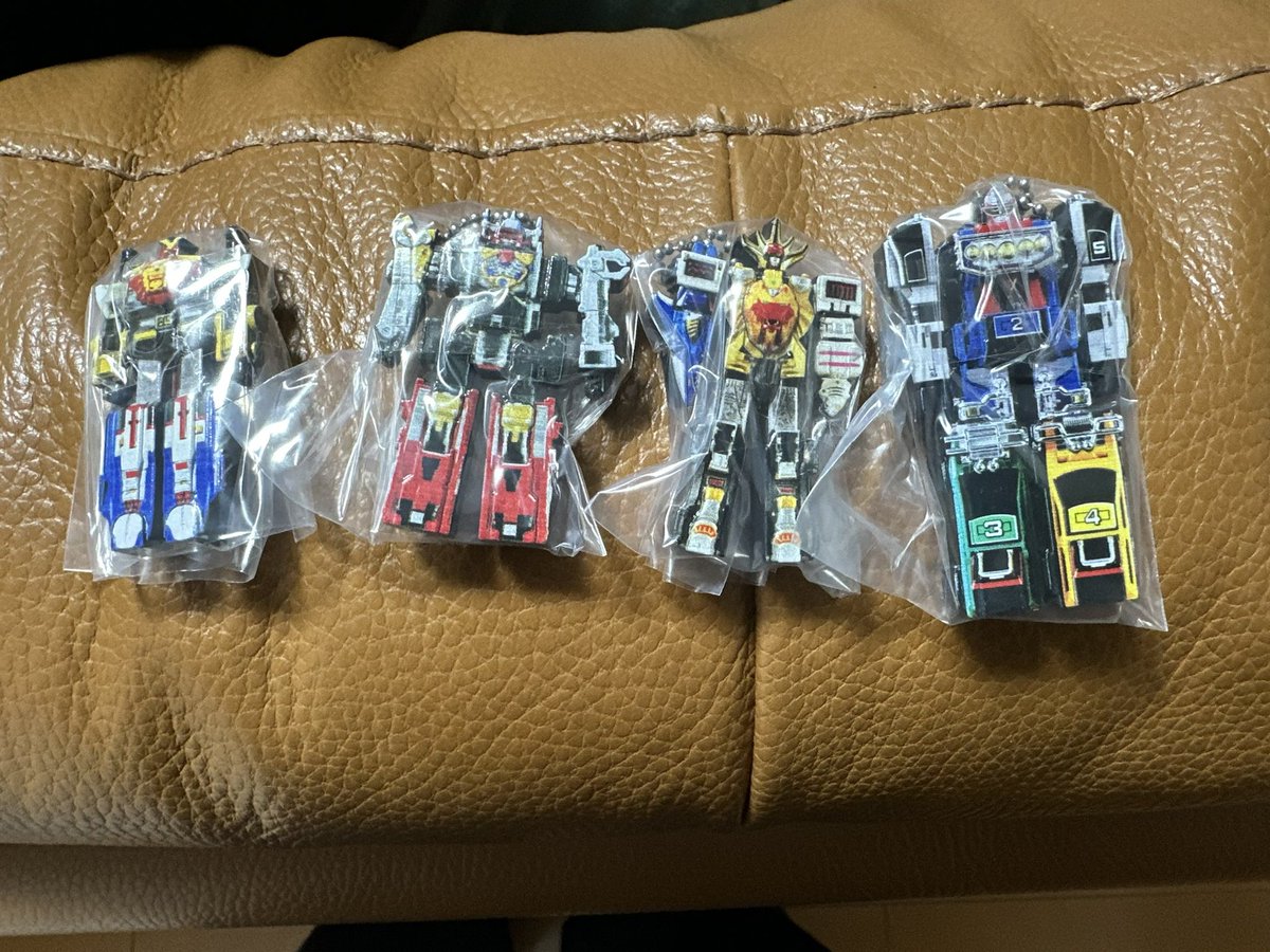 key1311's tweet photo. スーパー戦隊ロボフィギュアが入ってるお菓子ゲット！もちろんジュウレンジャー狙いだけどしっかり外す🤣w
ちなみに値段ついてないから適当に買ったら一個350円もしたよこらっ！ https://t.co/4q5vcOLQzn