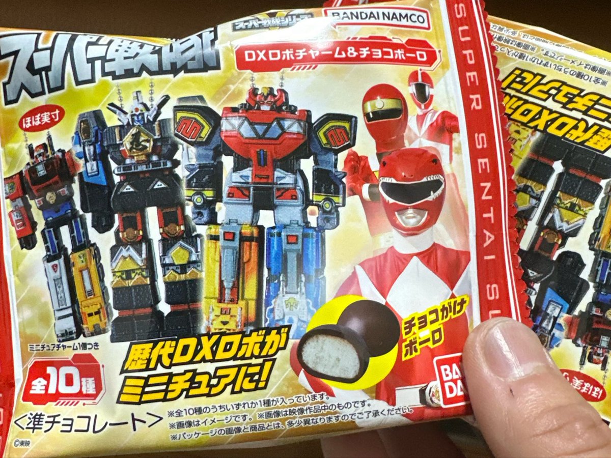 key1311's tweet photo. スーパー戦隊ロボフィギュアが入ってるお菓子ゲット！もちろんジュウレンジャー狙いだけどしっかり外す🤣w
ちなみに値段ついてないから適当に買ったら一個350円もしたよこらっ！ https://t.co/4q5vcOLQzn