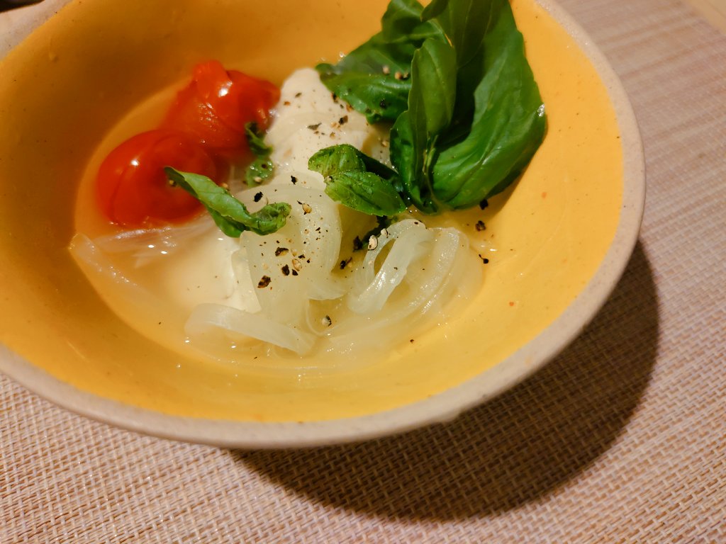 ArbitraryPointR's tweet photo. 2026-06-19
素麺が売り切れてたからオリーブラーメン買ってきた！. . .からの鯛ラーメン🍜
 #たなmeals 
ベースはあかりさんのぶりラーメン、なんとなくトマトとバジルでたべたくてそっとin https://t.co/l0lRmiqDOo