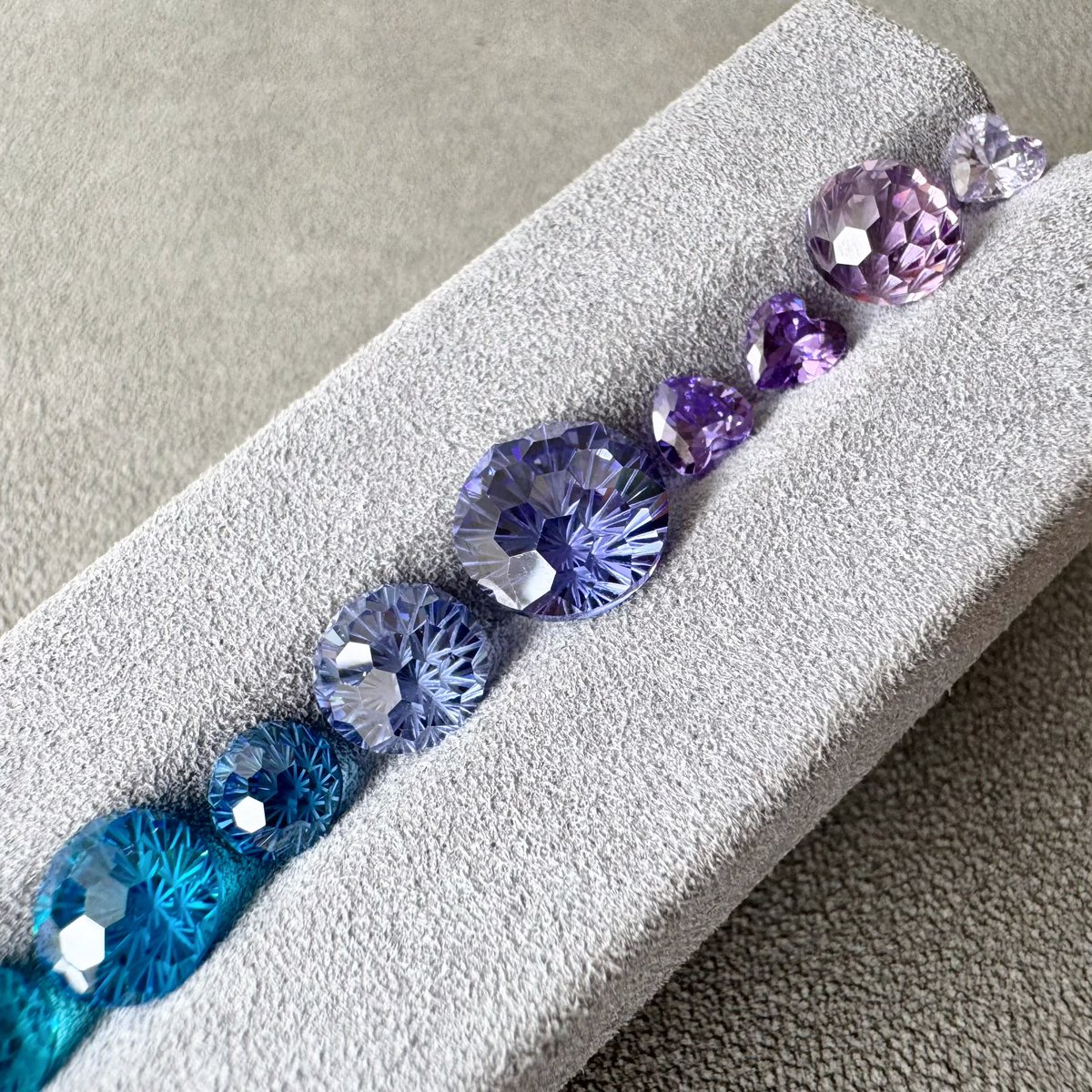 shikihyo_lab's tweet photo. 【宵空グラデーション｜11粒構成】
Creemaに掲載しました。✨

#花火カット #ジルコニア #ルース
#宝石素材 #アクセサリーパーツ 
#ジュエリー制作 #ハンドメイド素材 #カラーストーン #グラデーション
#青紫 https://t.co/cNb5WIwYuL