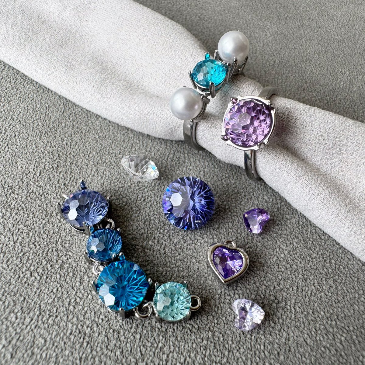 shikihyo_lab's tweet photo. 【宵空グラデーション｜11粒構成】
Creemaに掲載しました。✨

#花火カット #ジルコニア #ルース
#宝石素材 #アクセサリーパーツ 
#ジュエリー制作 #ハンドメイド素材 #カラーストーン #グラデーション
#青紫 https://t.co/cNb5WIwYuL