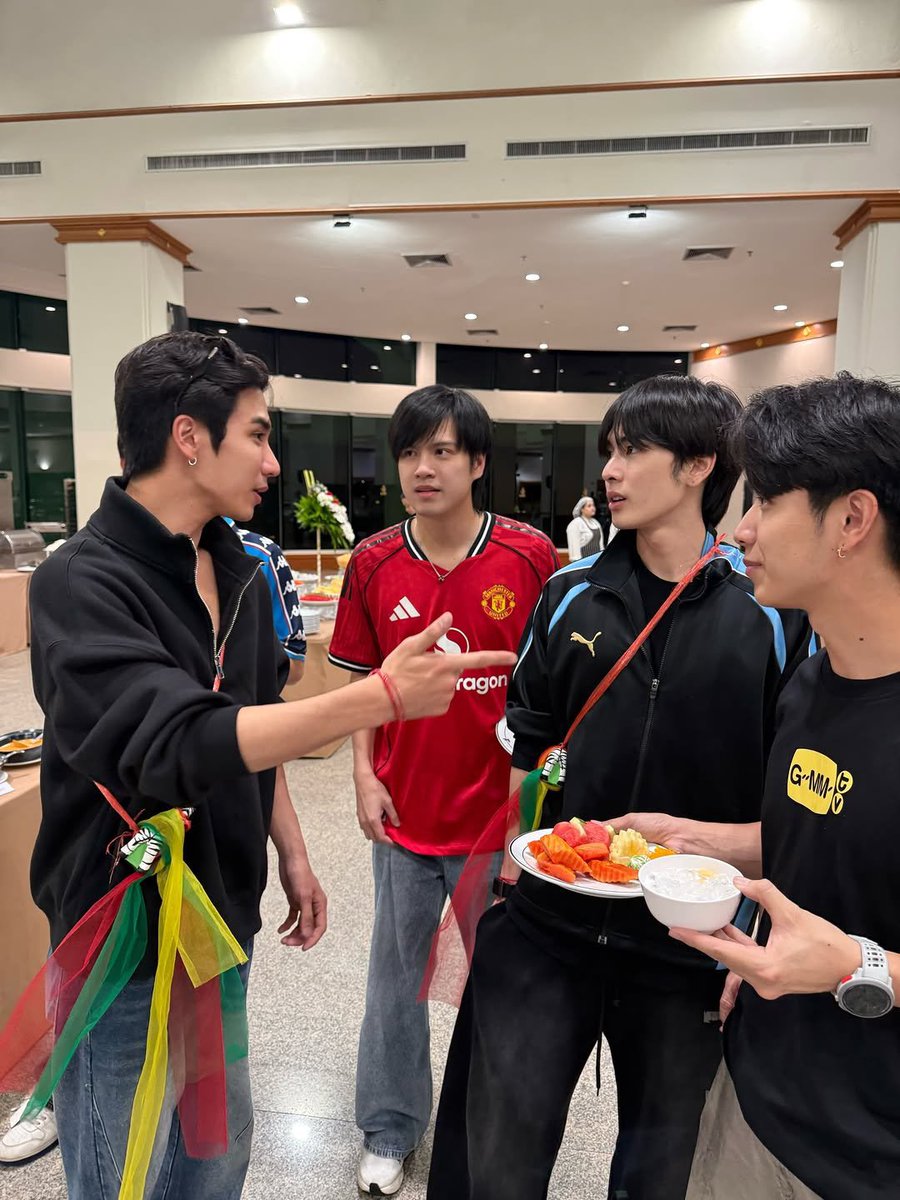 psiluvvu's tweet photo. : บี๋พี่บอกแล้วใช่มั้ย ว่าตักข้าวไปจานเดียวพอ เดี๋ยวก็กินไม่หมด!
: ก็เค้าขี้เกียจออกมาตักอีกรอบ แล้วทำไมต้องขึ้นเสียงด้วย!
: อย่าให้เห็นว่ากินเหลือ
: เหลือแล้วจะทำไม
: อ่อ เดี๋ยวพี่ช่วยกินเองงับ https://t.co/R0G6N1T2rq