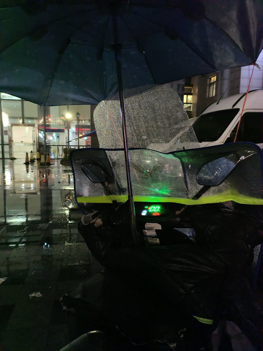 Matvej04537079's tweet photo. A stranger held the door for me in the rain today, no words needed—small kindnesses make big days. https://t.co/zTu0lwNqZi