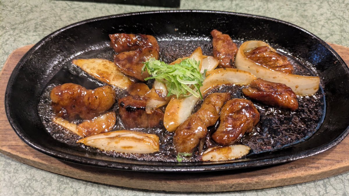 monochrm's tweet photo. すべてが美味い　金曜でもこの時間になると混んできた https://t.co/1bSUyEZciF