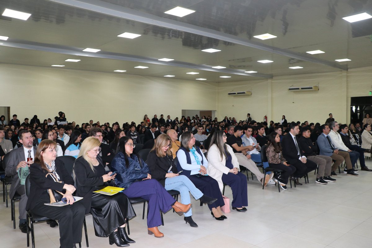 ANEAES_Paraguay's tweet photo. 📌“Las inversiones seguirán llegando, pero si no tenemos los talentos en las carreras que el país necesita, las empresas multinacionales no solamente traerán capital, sino también su mando medio y su alta gerencia. Por eso necesitamos formar profesionales competentes que puedan liderar el desarrollo del Paraguay”, expresó.