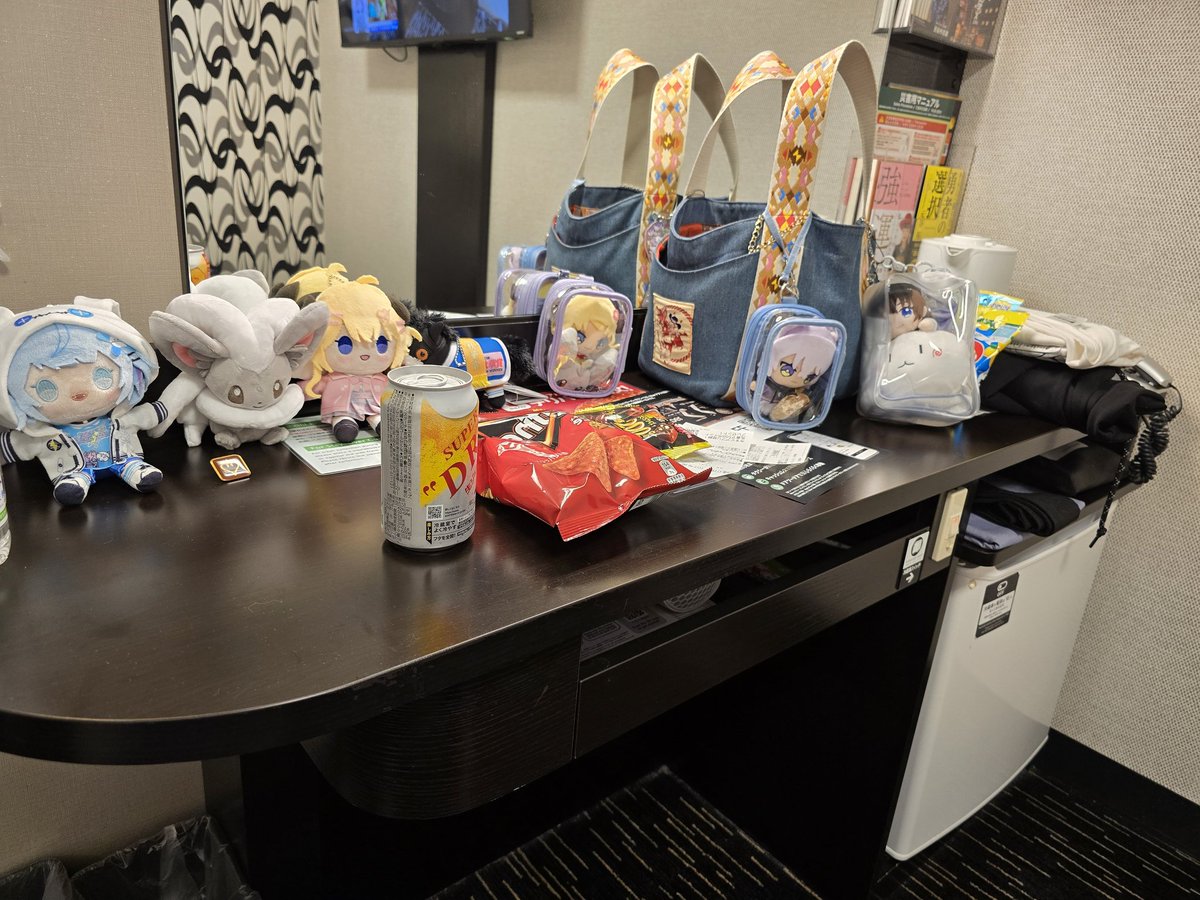 arutemisu987's tweet photo. 持ってきたぬいと今日撮ってきたアーモンドアイのサラコレと飲むかぁ🍻 https://t.co/t8kYqHAoHE