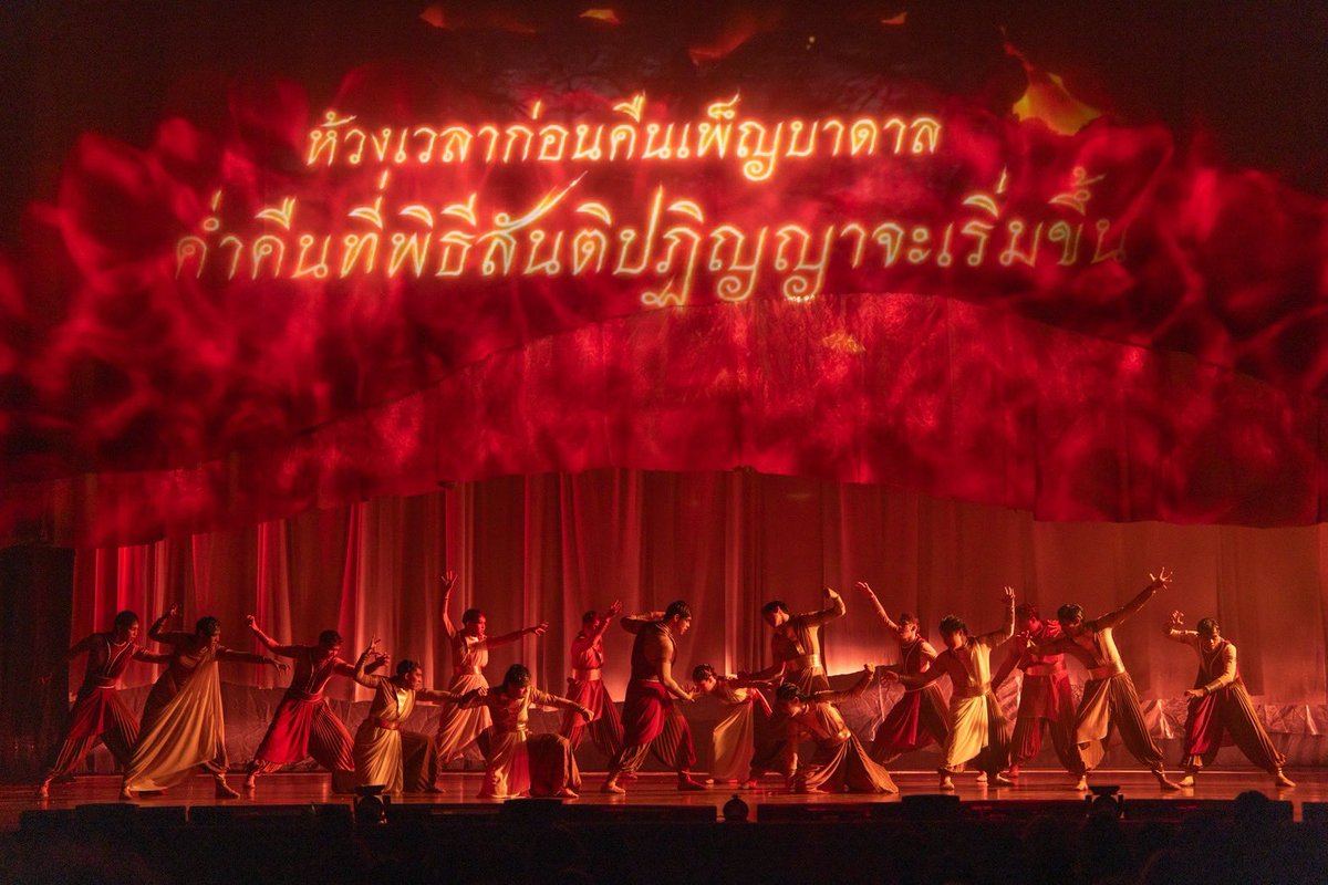 CM2Connect's tweet photo. ตำนานนาคามีชีวิต!!
ละครเวที “นาคราช เดอะ มิวสิคัล” พลังศรัทธา-ความรัก-สงคราม สะกดทุกสายตา
นักแสดงทุ่มสุดพลัง จัดครบทุกอารมณ์ แสง สี เสียงตระการตา คนดังร่วมชม ณ เอ็ม เธียเตอร์
         เปิดม่านอย่างยิ่งใหญ่สมการรอคอย สำหรับละครเวทีด้วยจิตอันศรัทธา “นาคราช เดอะ มิวสิคัล” มหากาพย์ความรัก ความศรัทธา และสงคราม จากตำนานนาคาแห่งลุ่มน้ำบูรพา ที่เนรมิตโลกใต้บาดาลให้มีชีวิตขึ้นบนเวทีได้อย่างน่าตื่นตาตื่นใจ จนผู้ชมแทบละสายตาไม่ได้ตลอดการแสดง ผลงานคุณภาพที่ได้รับการสนับสนุนจากกองทุนส่งเสริมศิลปะร่วมสมัย สำนักงานศิลปวัฒนธรรมร่วมสมัย กระทรวงวัฒนธรรม ร่วมกับ “กลุ่มศิลปการแสดงภิวัฒน์” ภายใต้การดำเนินโครงการโดย นภาดล กำปั่นทอง ที่มุ่งส่งเสริม พัฒนา และยกระดับบุคลากรคุณภาพสู่แวดวงศิลปะการแสดงไทย พร้อมสร้างพื้นที่ให้ศิลปินรุ่นใหม่ได้แสดงศักยภาพอย่างเต็มที่
     หลังใช้เวลาบ่มเพาะและเตรียมงานอย่างหนักนานหลายเดือน เปิดม่านรอบแรกที่ทุกคนต่างยอมรับว่า “นาคราช เดอะ มิวสิคัล” คือหนึ่งในละครเวทีที่สร้างความประทับใจได้ตลอดโชว์ ภายใต้การกำกับของ อัตฐา เพิ่มพูน ทีมนักแสดงนำต่างถ่ายทอดบทบาทได้อย่างทรงพลัง ทั้ง ปีเตอร์แพน ทัศน์พล วิวิธวรรธ์, บิว จักรพันธ์ พุทธา, มาริลิน เคท การ์ดเนอร์, หมอก้อง สรวิชญ์ สุบุญ, ชบา ณัฏฐามณี พิชญสุทธิศีล, สุริยา เยาวสังข์, กวินธร แสงสาคร, พัชรพล สันติพร พร้อมนักแสดงสมทบอีกมากมาย ทุ่มเททั้งแรงกายและแรงใจ เพื่อถ่ายทอดตัวละครให้เปี่ยมไปด้วยจิตวิญญาณและพลังแห่งศรัทธาที่แท้จริง
       อีกหนึ่งไฮไลต์สำคัญที่เรียกเสียงชื่นชมจากผู้ชม คือการออกแบบฉาก แสง สี และเสียง ที่สมจริง ราวกับพาผู้ชมหลุดเข้าไปอยู่ในดินแดนแห่งนาคภิภพ โดยเฉพาะฉากต่อสู้ของนาคราช  ขณะที่บทเพลงแต่งขึ้นใหม่ก็ช่วยส่งอารมณ์ของเรื่องราวได้อย่างลึกซึ้ง ไม่ว่าจะเป็นเพลง เทวะบัญชา, สันติปฏิญญา, สงคราม, โฉมงาม, ดาวดวงใจ, ไฟริษยา และ เดียวดาย คำร้องโดย นภาดล กำปั่นทอง และประพันธ์ทำนองพร้อมควบคุมการสอนร้องเพลงโดย ธานัท ธัญญหาญ ทุกบทเพลงล้วนไพเราะ ตราตรึง และสะท้อนตัวตนของแต่ละตัวละครได้อย่างลงตัว
     บรรยากาศภายในงานรอบปฐมทัศน์คึกคักเป็นพิเศษ เมื่อเหล่าคนดังจากหลากหลายวงการเดินทางมาร่วมชมอย่างคับคั่ง อาทิ หน่อง อรุโณชา ภาณุพันธุ์, ไก่ วรายุทธ มิลินทจินดา , ก้อง ปิยะ เศวตพิกุล, ท็อป ดารณีนุช, ดี้ ชนานา นุตาคม, วราพรรณ หงุ่ยตระกูล, ปู ปริศนา กล่ำพินิจ, ผัดไท ดีใจดีดีดี, ม้า อรนภา, รักษ์ ศรัทธาทิพย์, นรินทร ณ บางช้าง, โยโกะ ทาคาโน่ , เซนต์ ศุภพงษ์อุดมแก้วกาญจนา, ฟลุ๊ค ณธัช ศิริพงษ์ธร, ตั้ม วราวุธโพธิ์ยิ้ม, ตี๋ AF วิวิศน์ บวรกีรติขจร, แอนดี้ เขมพิมุก และแขกผู้มีเกียรติอีกมากมาย
    ผู้ที่ชื่นชอบละครเวทีไม่ควรพลาดโอกาสร่วมออกเดินทางไปกับตำนานนาคามีชีวิตบนเวที “นาคราช เดอะ มิวสิคัล” ในวันที่ 20-21 มิถุนายน ณ โรงละครเอ็มเธียเตอร์ จองบัตรได้ที่ ไทยทิคเก็ตเมเจอร์ ทุกสาขา หรือโทร. 02-262-3456