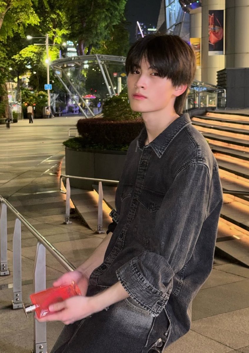 maybeitjan's tweet photo. ตอนลงเอง                                     ตอนคนอื่นลง

จะไม่ให้เอ็นดูได้ไง ตอนเผลอคือเสื้อยังกิงมืออยู่เลย
5555555555555555555555555555555555 https://t.co/srxJk3u4a3