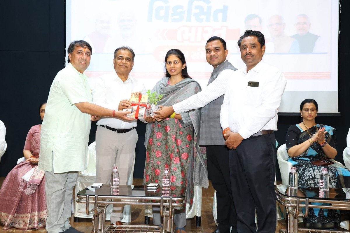 KarshanBjp's tweet photo. આદરણીય વડાપ્રધાન શ્રી નરેન્દ્રભાઈ મોદી સાહેબના સફળ ૧૨ વર્ષના કાર્યકાળની ઉજવણી નિમિત્તે, ભારતીય જનતા પાર્ટી - સુરત મહાનગર દ્વારા સાયન્સ સેન્ટર ખાતે "વિકસિત ભારત સંકલ્પ સંમેલન" નું ભવ્ય આયોજન કરવામાં આવ્યું.

ભારત સરકારના યુવા બાબતો અને રમતગમતના રાજ્ય કક્ષાના મંત્રી શ્રીમતી રક્ષા ખડસેજી ની પ્રેરણાદાયી ઉપસ્થિતિમાં આ સંમેલન યોજાયું, જ્યાં દેશને આત્મનિર્ભર અને વિકસિત બનાવવાની સંકલ્પનાને વધુ વેગ આપવા સામૂહિક સંકલ્પ લેવાયો.