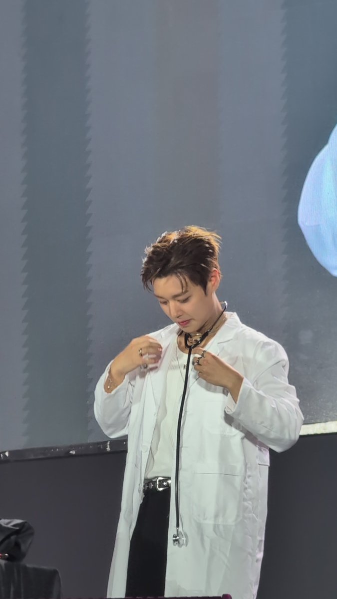 nhung_di's tweet photo. Omgggg #parkjihoon kill me https://t.co/8o8ZUanHPl