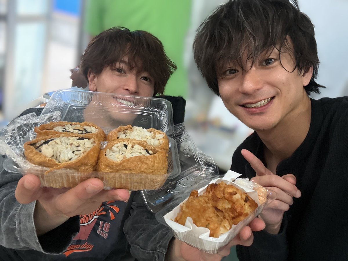 NaokichiTamon's tweet photo. 本日は
「らん」の衣装付き通し‼️

稽古も終盤！かなりハードな日々ですが
そんな中！よっちさんがご飯の差し入れを🍙
ありがたや！！美味しかった😋

あしたもがんばるぞぉぉぉぉ
#舞台らん https://t.co/RvLeXwQI5s