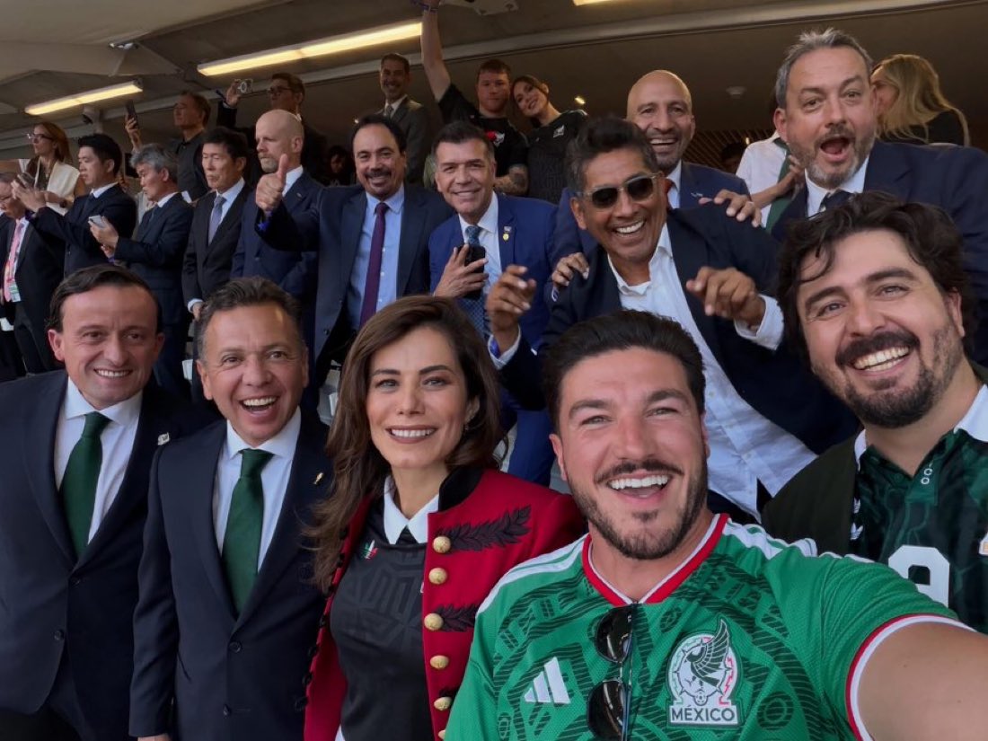 CarlosTorresF_'s tweet photo. Yo entiendo que la alcaldesa de Guadalajara esté presente en el palco, pero ¿qué hace el facturero @samuel_garcias ahí en Jalisco?

¿Qué no tiene nada que hacer en Nuevo León? https://t.co/TBGCLqkh70