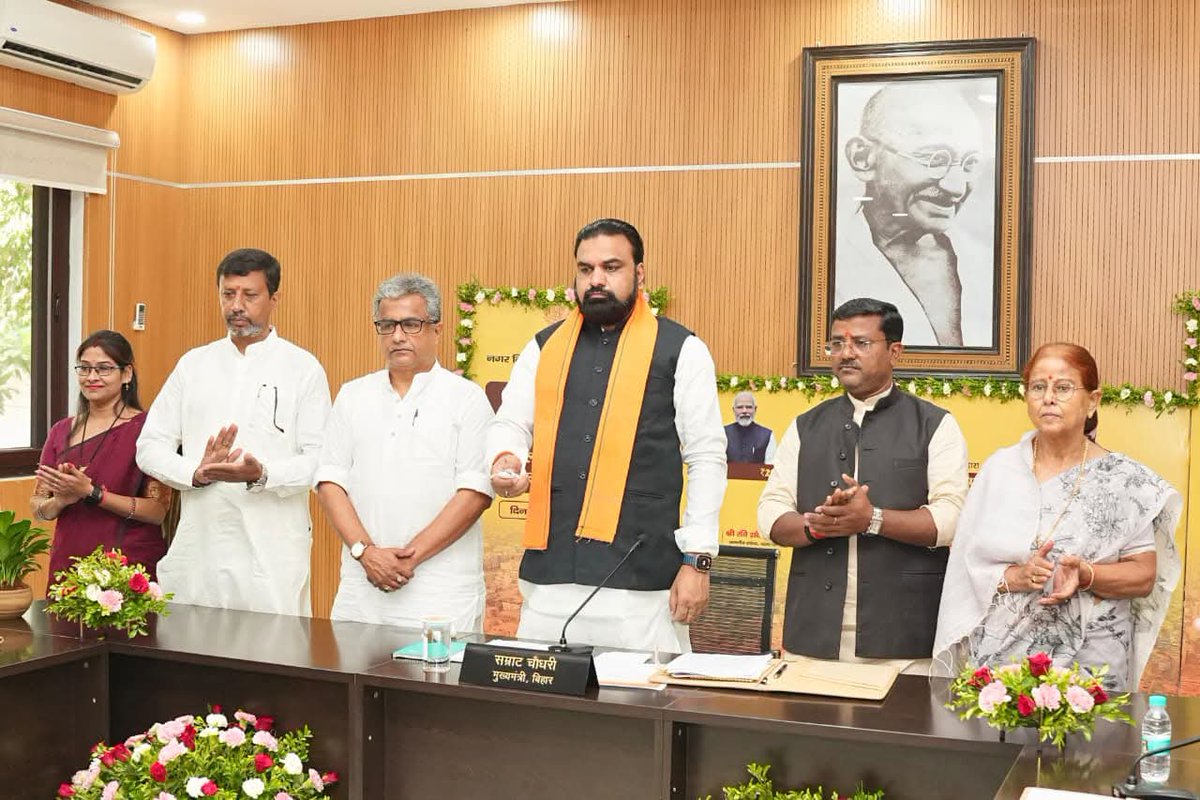 BJP4Bihar's tweet photo. माननीय मुख्यमंत्री श्री @samrat4bjp जी ने आज लोक सेवक आवास स्थित संकल्प सभागार में नगर विकास एवं आवास विभाग की 286 करोड़ रुपये की लागत से 157 महत्वपूर्ण विकास योजनाओं का उद्घाटन एवं शिलान्यास किया।

इस अवसर पर उन्होंने पटना के सौंदर्यीकरण एवं आधुनिक शहरी विकास कार्यों को और गति देने की प्रतिबद्धता दोहराई। लोकनायक जयप्रकाश नारायण जी की स्मृति में ‘वेस्ट टू वन्डर’ थीम पर आधारित लोकनायक जयप्रकाश नारायण पार्क का शिलान्यास किया।

शहर को कचरा मुक्त बनाने के लिए वेस्ट मैनेजमेंट कार्यों में तेजी लाने, साथ ही, नमामि गंगे, वेस्ट मैनेजमेंट, सब्जी हाट योजना एवं 66,000 एकड़ में विकसित होने वाली आधुनिक ‘पाटलिपुत्र’ सैटेलाइट टाउनशिप जैसी महत्वाकांक्षी परियोजनाओं की घोषणा की गई।

#NDA4Bihar