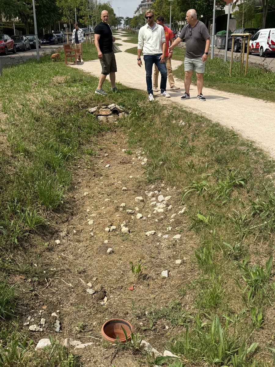 PinaFelipe_'s tweet photo. Hoy he visitado Valdenoja (#Cueto). El "Bosque Urbano" de Dr. Madrazo es una obra muy discutible. Además: suciedad, contenedores precintados y la #CasaRosales abandonada.
Lo mejor: el cariño de los vecinos y charlar con el comercio local como @cafepindio. ¡Gracias! 🪵☕️ https://t.co/EPJAUU9W5g