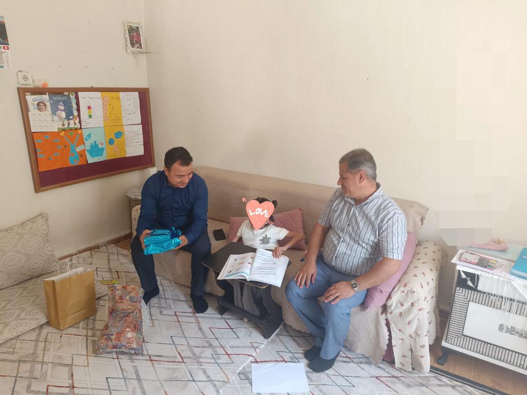 Hasankeyf_MEM's tweet photo. Müdürümüz Murat YAĞMUR Öğütlü ve Kılıç köylerinde evde eğitim alan öğrencilerimizi ziyaret etti. Öğretmen ve aileleri ile sohbet edip ihtiyaçları ve önümüzdeki yılın eğitim planlamaları konuşuldu.
@Hasankeyf_K @BatmanilMEM @mehmetaliimrak @yasarciger @yagmurat72 https://t.co/g5NclnoSGB