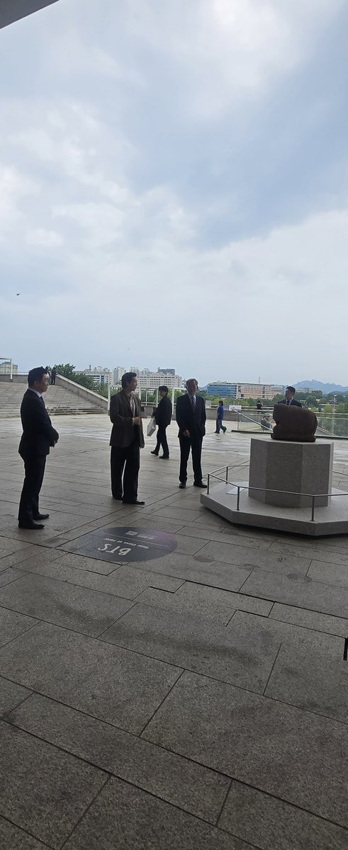 jmazeey's tweet photo. Hari ini ada yang liat namjoon ke museum national, vibenya bener bener kaya kunjungan presiden bersama menteri https://t.co/0UUBb3ZyZb