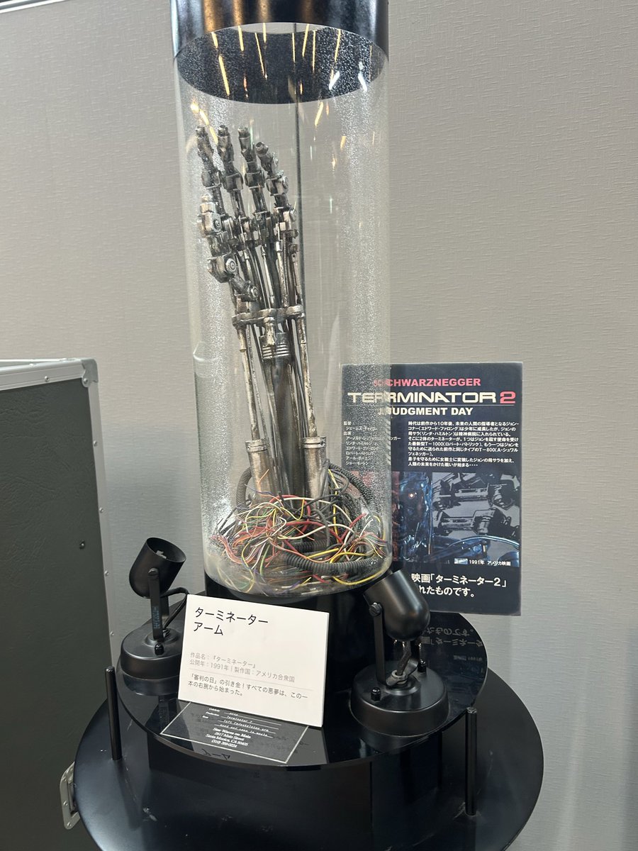 shuwest's tweet photo. 【急告】
東京駅近くのオークションギャラリーにて、ハリウッドのプロップの数々が無料で観覧できます。
めっちゃ最高！

スター・ウォーズのライトセイバー、ターミネーター2のスケルトンの手、
スター・トレックのブラスター各種、
レイダースの例の黄金像、 https://t.co/1VjI8yooAL