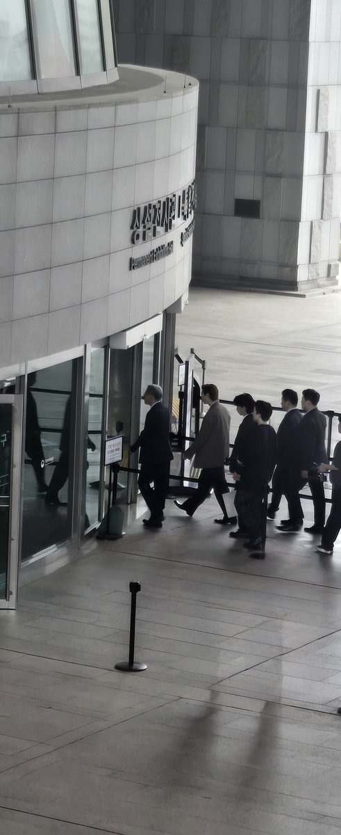 jmazeey's tweet photo. Hari ini ada yang liat namjoon ke museum national, vibenya bener bener kaya kunjungan presiden bersama menteri https://t.co/0UUBb3ZyZb