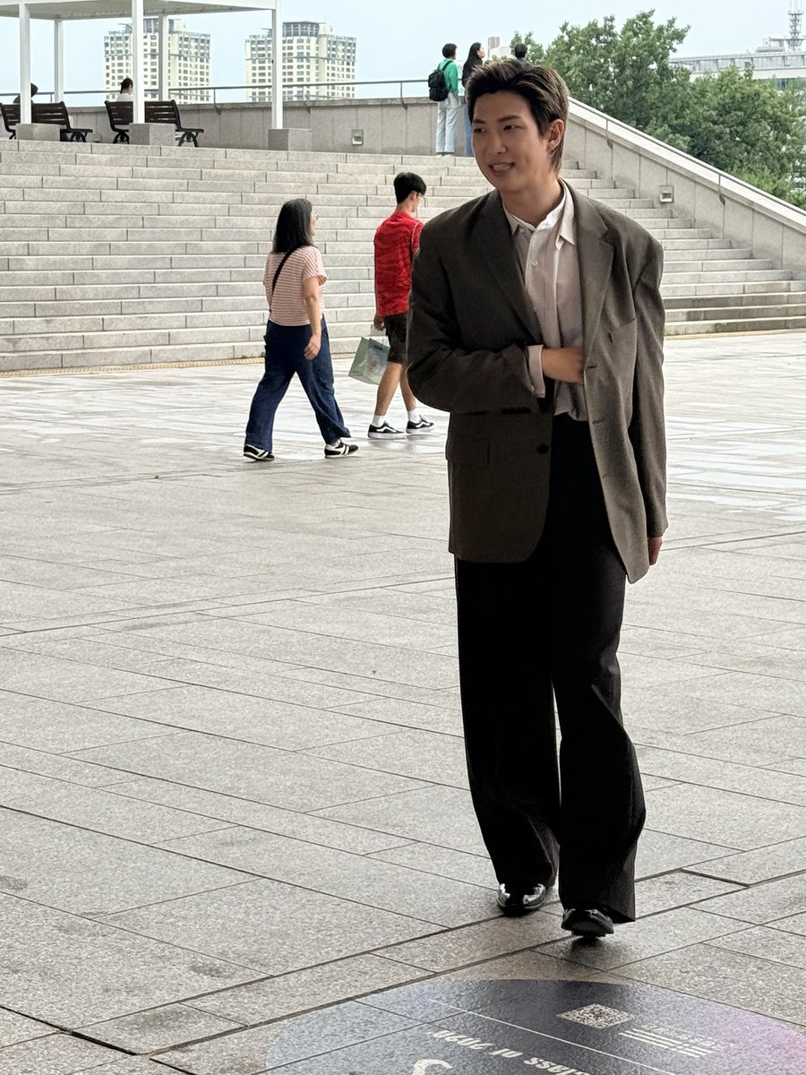 jmazeey's tweet photo. Hari ini ada yang liat namjoon ke museum national, vibenya bener bener kaya kunjungan presiden bersama menteri https://t.co/0UUBb3ZyZb