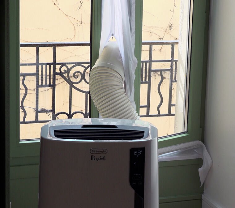 SylvainVonB's tweet photo. 🧵 Ta clim mobile est (un peu) inefficace. Voilà comment la rendre bien plus performante pour ~20€

1/Une clim, c’est quoi ?
C’est une machine qui déplace la chaleur.
Elle prend la chaleur d’une pièce et la rejette dehors
Pour ça, elle utilise 2 circuits d’air totalement séparés https://t.co/dLGSJ7kF1S