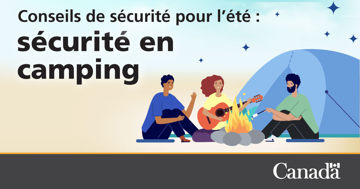Trois personnes assises autour d’un feu de camp. Texte : Conseils de sécurité pour l’été : sécurité en camping.