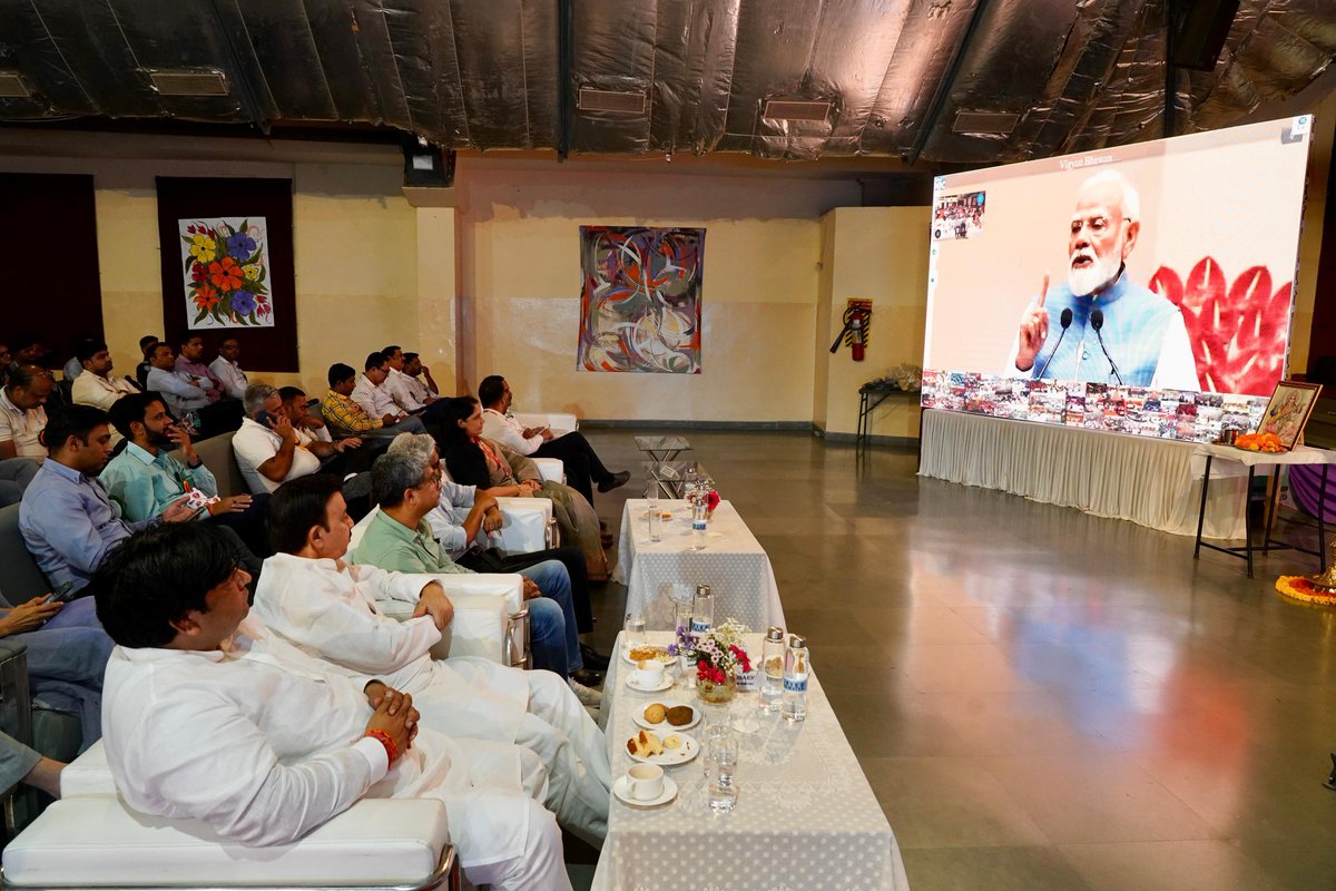 diprogurugram1's tweet photo. 💼 प्रधानमंत्री विकसित भारत रोजगार योजना से युवाओं को मिलेगा सशक्त भविष्य : राव नरबीर सिंह

गुरुग्राम में ईपीएफओ द्वारा आयोजित प्रधानमंत्री विकसित भारत रोजगार योजना के प्रोत्साहन राशि वितरण कार्यक्रम में उद्योग एवं वाणिज्य मंत्री श्री राव नरबीर सिंह ने कहा कि रोजगार सृजन, औद्योगिक विकास और सामाजिक सुरक्षा को बढ़ावा देने वाली यह योजना विकसित भारत-2047 के संकल्प को साकार करने में महत्वपूर्ण भूमिका निभाएगी।

✅ प्रधानमंत्री श्री नरेंद्र मोदी द्वारा देशभर के 15 लाख से अधिक लाभार्थियों को लगभग ₹2400 करोड़ की प्रोत्साहन राशि वितरित की गई।
✅ प्रथम बार नियुक्त पात्र कर्मचारियों को एक माह के वेतन के बराबर अधिकतम ₹15,000 तक की प्रोत्साहन राशि।
✅ अतिरिक्त रोजगार सृजित करने वाले नियोक्ताओं को भी वित्तीय सहायता।
✅ युवाओं को संगठित क्षेत्र में रोजगार एवं सामाजिक सुरक्षा से जोड़ने की पहल।

राव नरबीर सिंह ने कहा कि हरियाणा की नई उद्योग नीति निवेश और रोजगार के नए अवसरों के द्वार खोल रही है। लीज आधारित भूमि व्यवस्था जैसे प्रावधानों से नए उद्यमियों को भी उद्योग स्थापित करने का अवसर मिलेगा, जिससे प्रदेश में रोजगार सृजन को और गति मिलेगी।

गुरुग्राम के विधायक श्री मुकेश शर्मा ने कहा कि पारदर्शी भर्ती व्यवस्था और रोजगारोन्मुखी योजनाएं युवाओं के सपनों को नई उड़ान दे रही हैं। हरियाणा में बिना खर्ची और बिना पर्ची के रोजगार उपलब्ध कराने की व्यवस्था ने युवाओं का विश्वास मजबूत किया है।

🌱 कार्यक्रम में रोजगार सृजन के साथ-साथ पर्यावरण संरक्षण का भी संदेश दिया गया। सिंगल यूज प्लास्टिक के उपयोग को रोकने और अधिक से अधिक पौधारोपण करने का आह्वान किया गया।

रोजगार, सामाजिक सुरक्षा और औद्योगिक विकास के माध्यम से विकसित भारत-2047 की दिशा में एक और सशक्त कदम।

#ViksitBharatRozgarYojana #PMRozgarYojana #EPFO #Gurugram #Employment #ViksitBharat2047  #YouthEmpowerment #Haryana