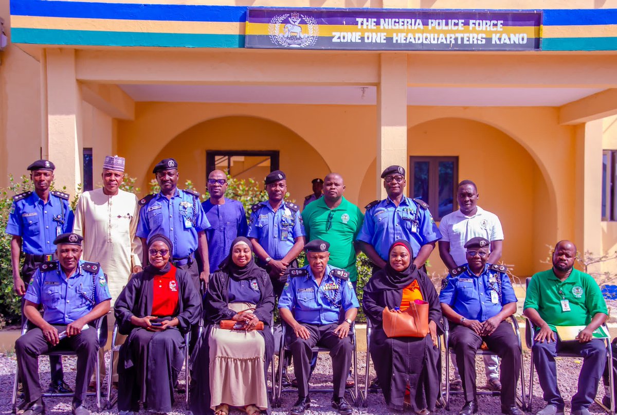NPFZone1Kano's tweet photo. AIG Garba Ahmed received Kano Sate Director, CCB, Hajiya Hadiza Ibrahim Larai. Officers were sensitized on Code of Conduct for Public Officers, assets declaration, restrictions &amp; legal consequences. AIG pledged Zone One’s full cooperation and compliance. https://t.co/Q37XuOO5Fh