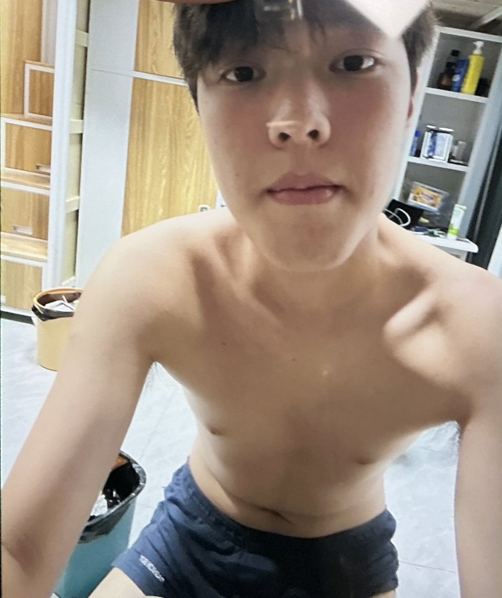 wjjzd1069's tweet photo. 其实你们以为的直男博主背地里是已经被人干过的扫零 #抖音网红 #男同  #鸡巴  #贱狗 #男大  #0m https://t.co/VjxVgxEwRi