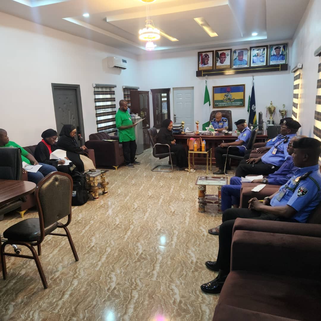 NPFZone1Kano's tweet photo. AIG Garba Ahmed received Kano Sate Director, CCB, Hajiya Hadiza Ibrahim Larai. Officers were sensitized on Code of Conduct for Public Officers, assets declaration, restrictions &amp; legal consequences. AIG pledged Zone One’s full cooperation and compliance. https://t.co/Q37XuOO5Fh