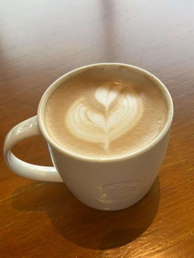 Poly85923653's tweet photo. Another productive day at the desk – got that weekly report done and grabbed a warm latte on the way out. Small wins hit different! https://t.co/o1faUVbmly