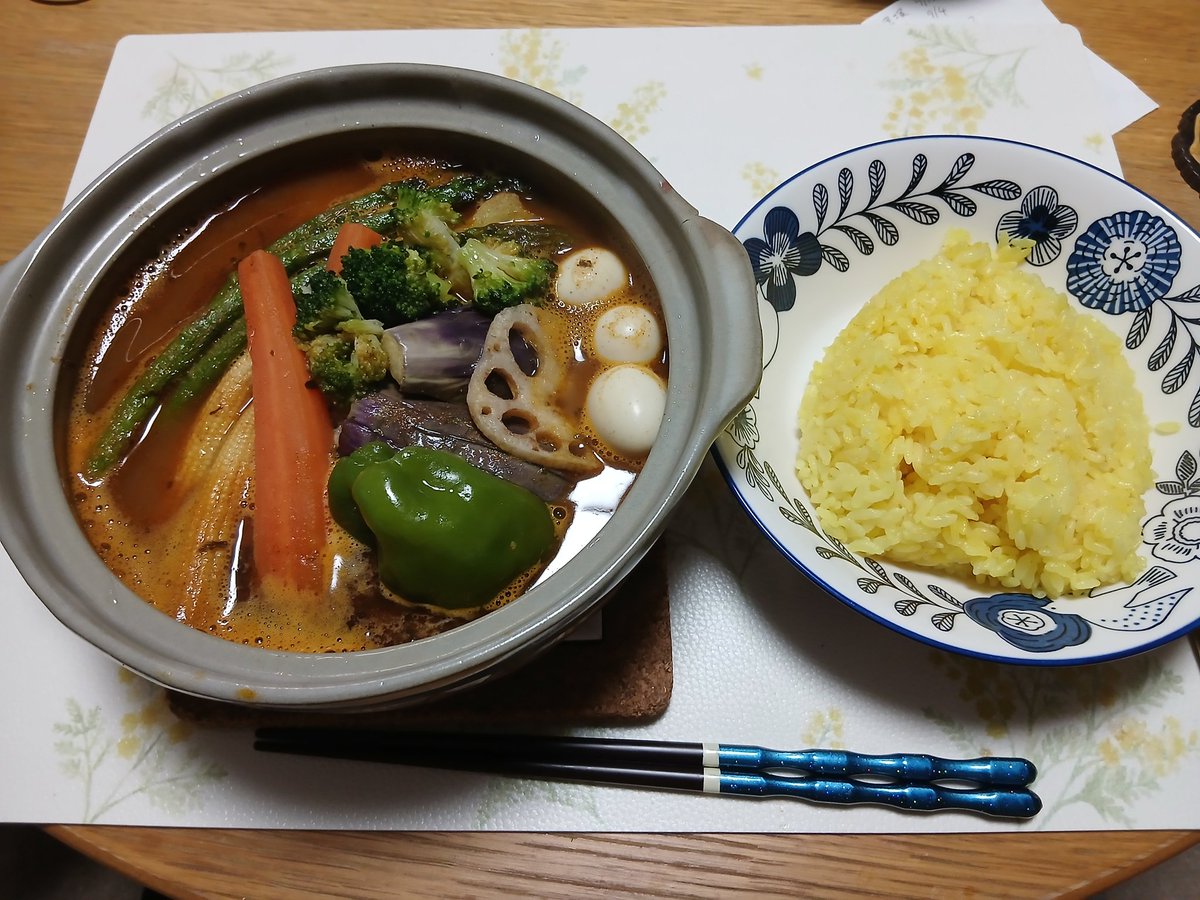 rainmaker_take's tweet photo. 夕食。

スープカレー。
　
メイン食材は、市販のハンバーグ。

その他、じゃがいも、なす、キャベツ、にんじん、ピーマン、ブロッコリー、アスパラ、れんこん、ヤングコーン、うずらの卵。 https://t.co/g1A81BRZB5