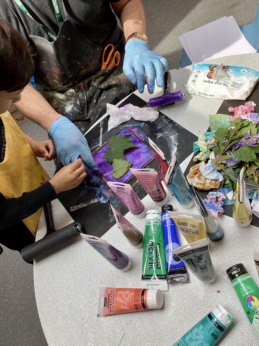 HolyFam_Rec's tweet photo. It was wonderful to work with artist Mark, creating beautiful leaf mono-prints inspired by St Francis’ love of nature.🍃🍁🌿
We explored printing techniques to create our artwork! 🎨🧑‍🎨 #ArtHFB10 #CSTHFB10 https://t.co/ILtoGFdyhA