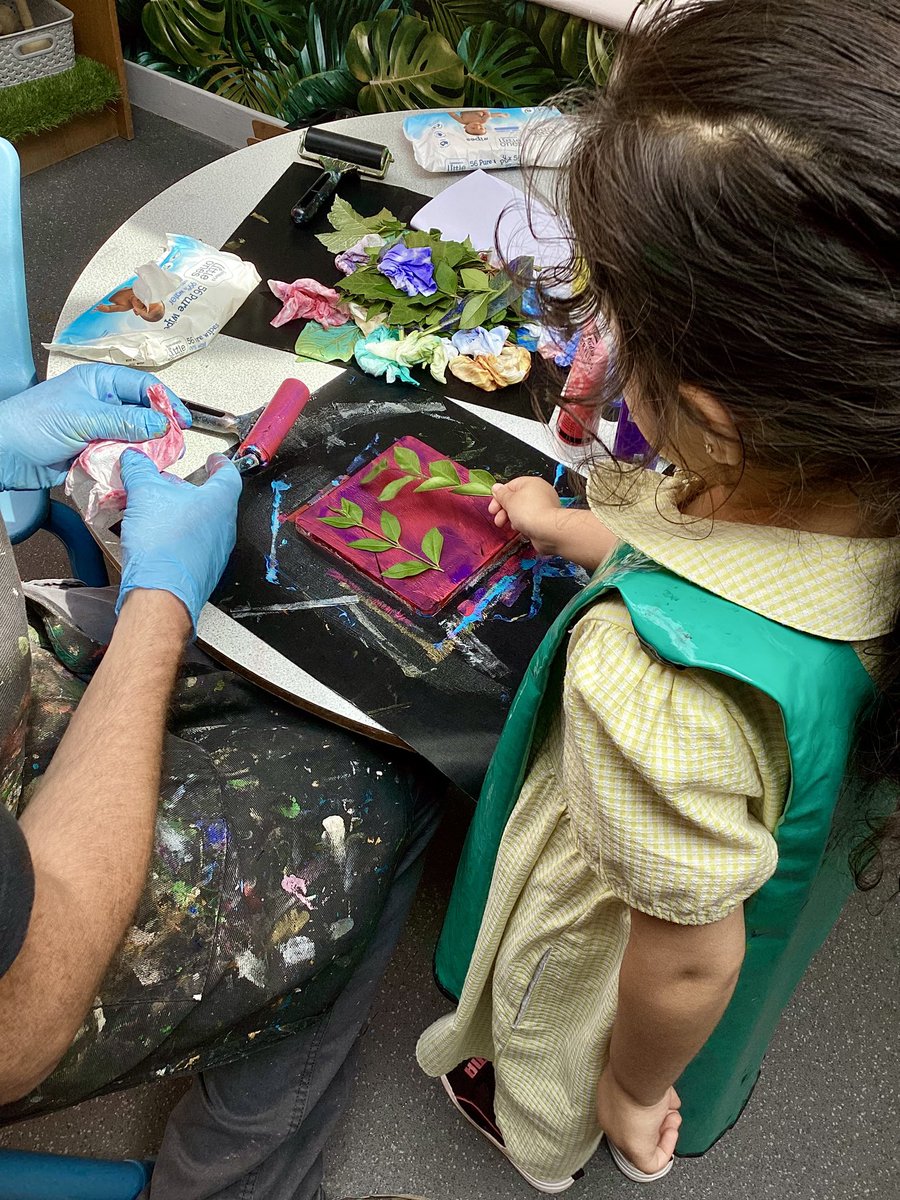 HolyFam_Rec's tweet photo. It was wonderful to work with artist Mark, creating beautiful leaf mono-prints inspired by St Francis’ love of nature.🍃🍁🌿
We explored printing techniques to create our artwork! 🎨🧑‍🎨 #ArtHFB10 #CSTHFB10 https://t.co/ILtoGFdyhA