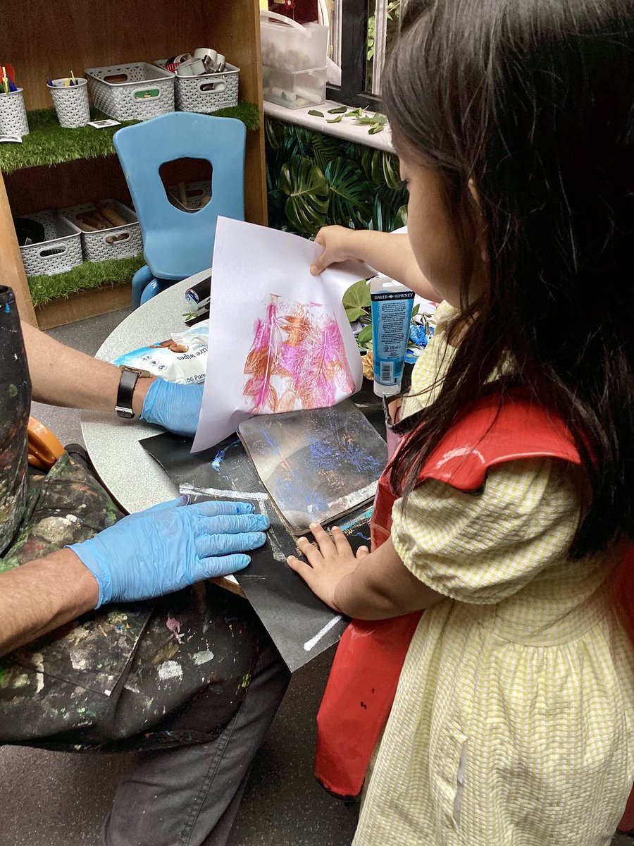 HolyFam_Rec's tweet photo. It was wonderful to work with artist Mark, creating beautiful leaf mono-prints inspired by St Francis’ love of nature.🍃🍁🌿
We explored printing techniques to create our artwork! 🎨🧑‍🎨 #ArtHFB10 #CSTHFB10 https://t.co/ILtoGFdyhA