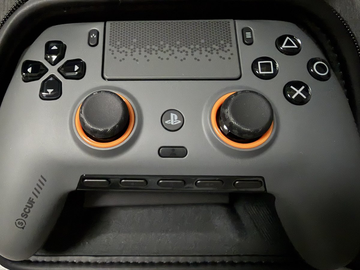 psyruspsyrus's tweet photo. 不評を聞きつつも定価4万ナンボのSCUF OMEGAを買ってもうた(正気じゃない) https://t.co/N0WnMNW0EI