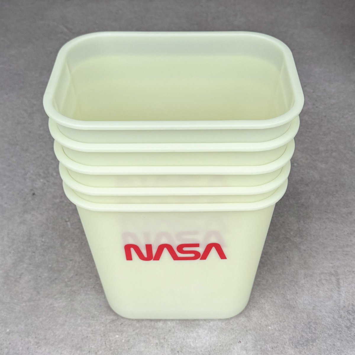 toytoytoy_jp's tweet photo. 昨年当店で大ヒットしたNASAの買い物カゴの後継商品として、今度はゴミ箱の登場です。
もちろん蓄光。

もはや何でも光らせとけば良いんじゃないかという気もしてしまいますが、これもやっぱり良いんですよね。
店頭では明日から、オンラインでは先ほどから販売開始です。 https://t.co/nwRv6x4cdI