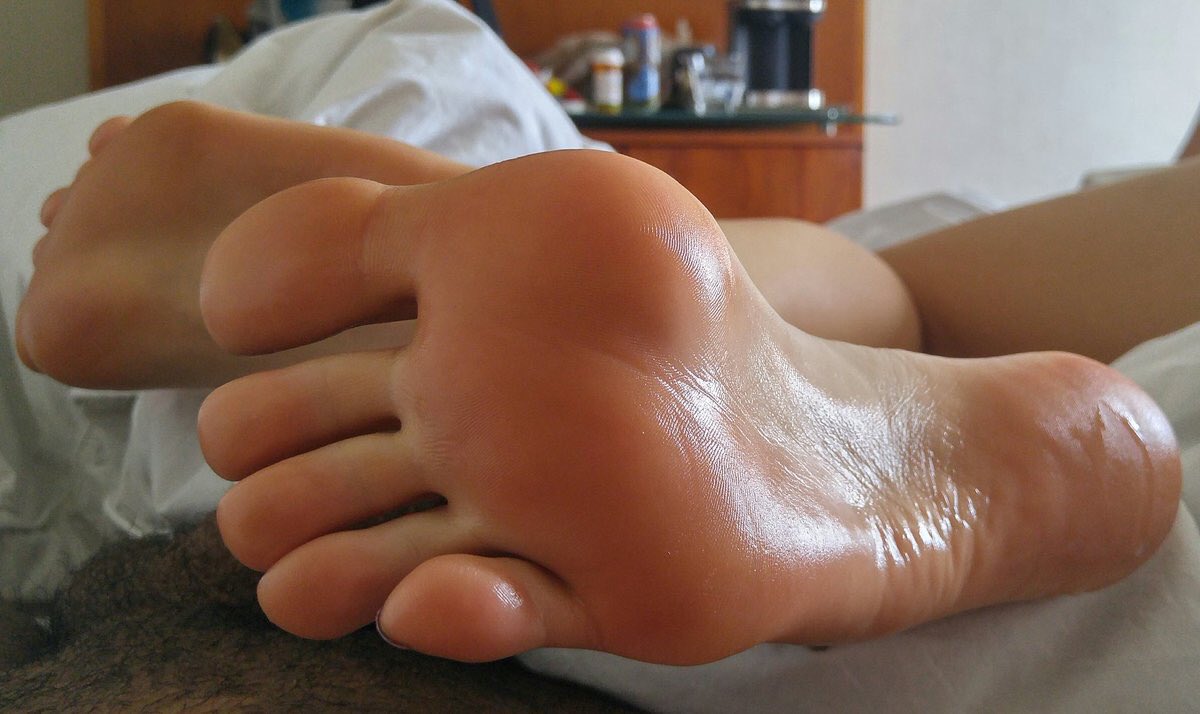 Flyingtiger1954's tweet photo. close up feet https://t.co/4zrlN1bjUr