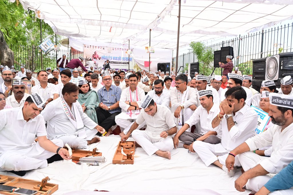 GovindDotasra's tweet photo. जयपुर के शहीद स्मारक पर राजीव गांधी पंचायती राज संगठन द्वारा आयोजित "लोकतंत्र बचाओ सत्याग्रह" में शामिल हुआ।

भाजपा ने मध्य प्रदेश में राज्यसभा की सीट चोरी करने के लिए मीनाक्षी नटराजन जी का नामांकन असंवैधानिक तरीके से रद्द करके लोकतंत्र की हत्या की है। देश में चुनाव आयोग की निष्पक्षता और चुनावी प्रक्रिया की विश्वसनीयता खत्म हो रही है।

सत्याग्रह में RGPRS के चेयरपर्सन डॉ. सुनील पंवार जी, नेता प्रतिपक्ष टीकाराम जूली जी, विधानसभा के पूर्व अध्यक्ष डॉ. सी.पी. जोशी जी, RGPRS के प्रदेश अध्यक्ष डॉ. सी.बी. यादव जी, पार्टी पदाधिकारी एवं कार्यकर्ता उपस्थित रहे।
@RGPRSinc