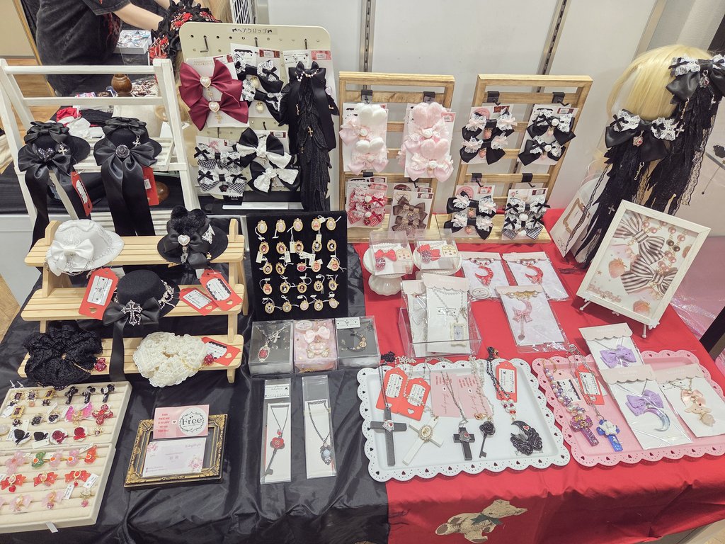 Riu_BabyStyle's tweet photo. 納品してまいりました♥

たくさんのかわいいを並べて6/20〜30まで新宿マルイアネックス1階の #デコレーションパレード でお待ちしています†††

#ロリィタ
#ゴスロリ https://t.co/mR2It9yQUB