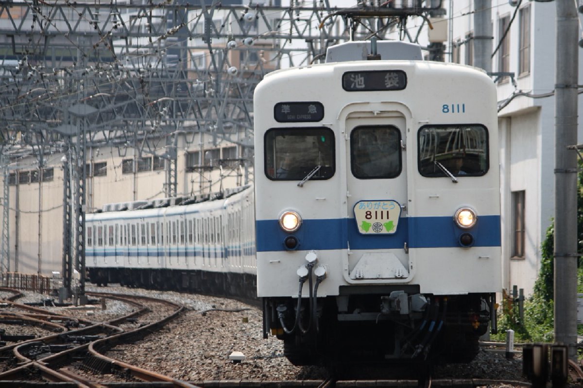 tarousite's tweet photo. 管理者ボヤキ：2607
東武鉄道8000系電車の通称「丸目電車・東武顔・旧顔・原形顔・初期顔・初期修繕車…」など様々な名で呼ばれる製造初期の8111F。概ね15年前の2011年当時1本となった同車の引退が決まり看板をつけ東武東上線を去った。
廃車…とならず現在は東武野田線の定期列車として活躍を続ける。 https://t.co/LdYJcaxsqu
